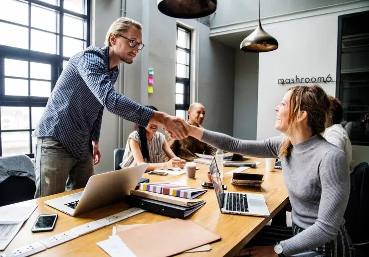 ¿Cuál es la diferencia entre contratar y subcontratar?